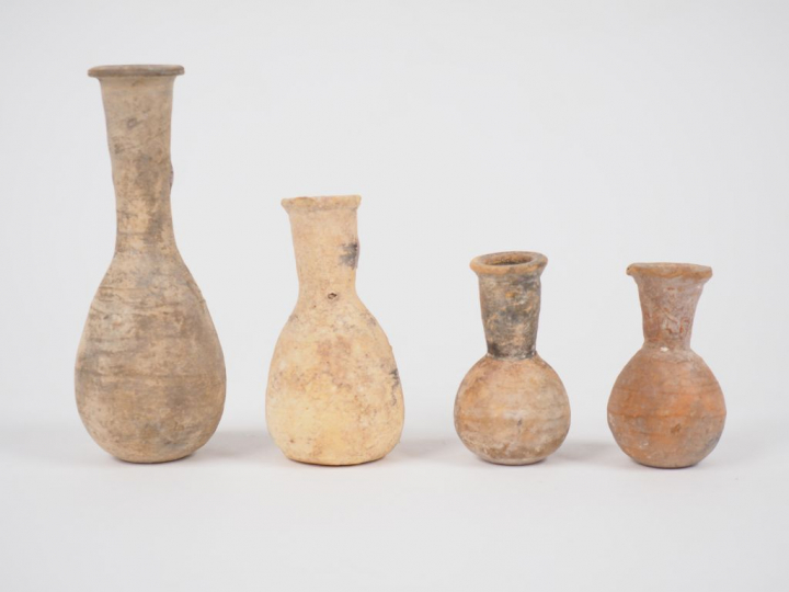 Quatre unguentaria en céramique. Ier s. av. ou apr. J.-C. H. : 11.5 cm