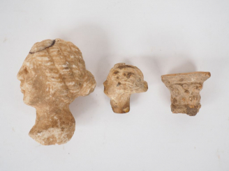 Vente aux enchères Lot composé de deux têtes féminines, l’une en marbre (collage au nivea