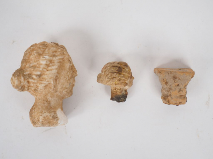 Lot composé de deux têtes féminines, l’une en marbre (collage au nivea