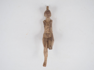 Vente aux enchères Figurine en terre cuite d’une jeune fille assise, sans bras, nue mais 