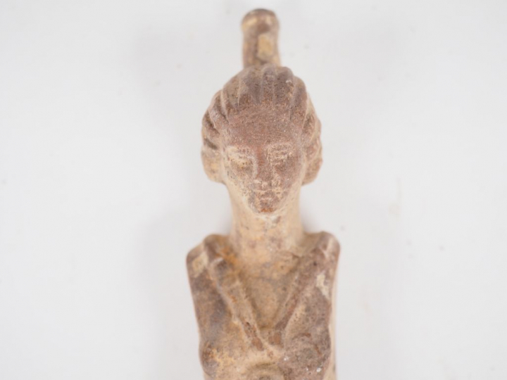 Figurine en terre cuite d’une jeune fille assise, sans bras, nue mais 