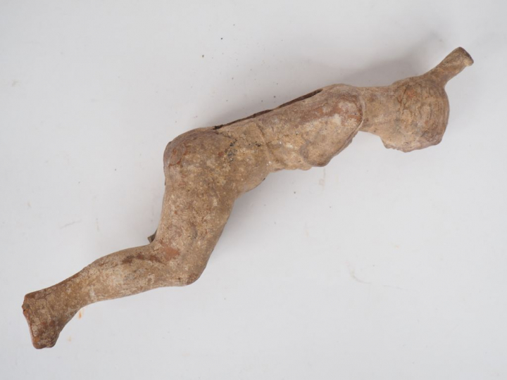 Figurine en terre cuite d’une jeune fille assise, sans bras, nue mais 