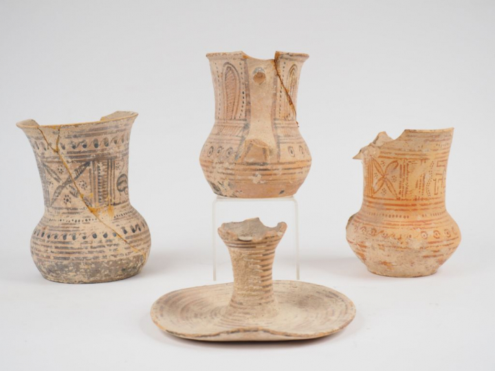 Trois pichets à haut col (Ht. de 14.5 à 16.5 cm) et un couvercle (7.5 