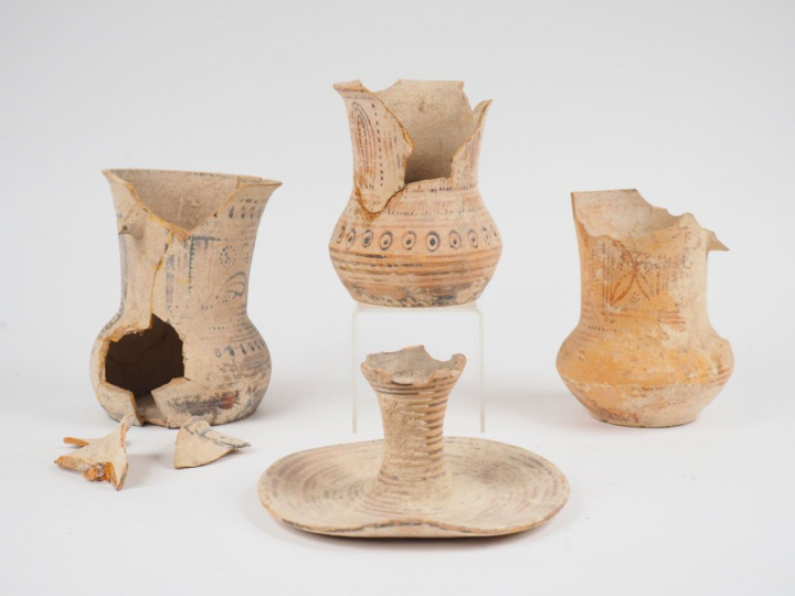 Trois pichets à haut col (Ht. de 14.5 à 16.5 cm) et un couvercle (7.5 