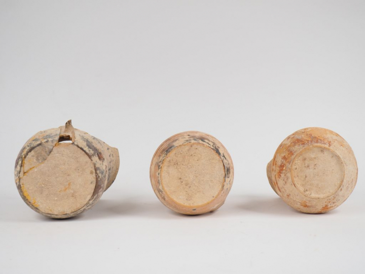 Trois pichets à haut col (Ht. de 14.5 à 16.5 cm) et un couvercle (7.5 