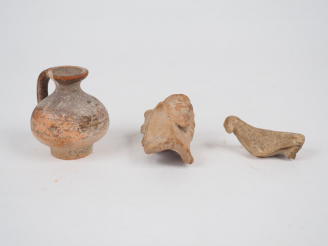 Vente aux enchères Lot composé d’un vase votif et de deux fragments de figurine en terre 