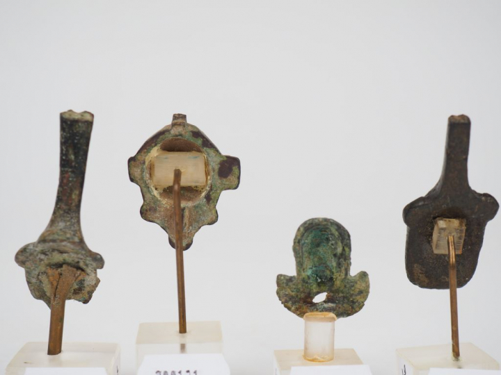 Lot de quatre têtes antiques en bronze. H. : 6 cm, 4 cm, 6.2 cm, 3.2 c