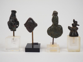 Vente aux enchères Lot de trois têtes antiques en bronze et d’un poids birman ou thaï. H.