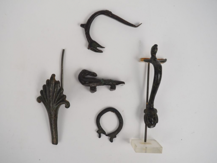 Lot de 5 anses et éléments d’objets antiques en bronze. H. : 7.7 cm, 9