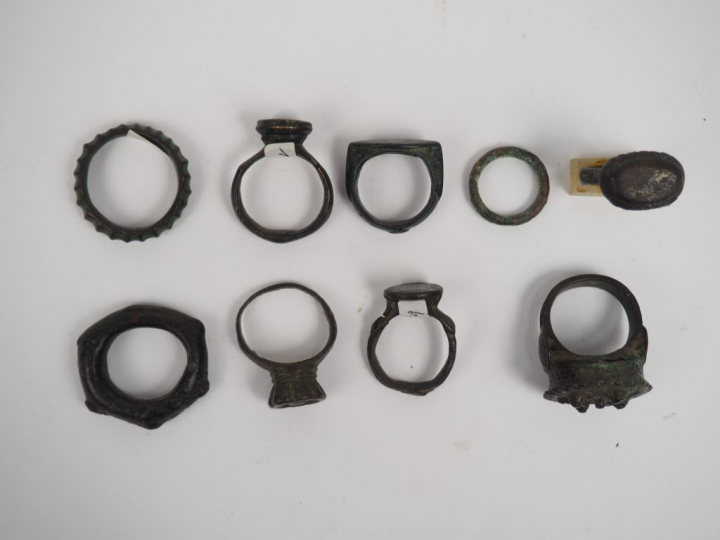 Neuf bagues/anneaux antiques en bronze.
