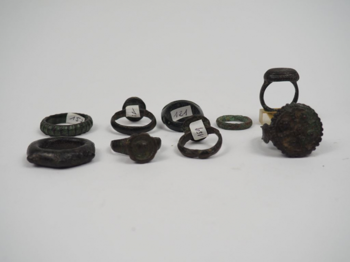 Neuf bagues/anneaux antiques en bronze.