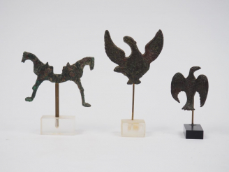 Vente aux enchères Trois petits bronzes zoomorphes antiques et/ou médiévaux. H. : 5 cm, 6