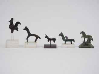 Vente aux enchères Cinq petits bronzes zoomorphes antiques dont un cheval romain sur socl