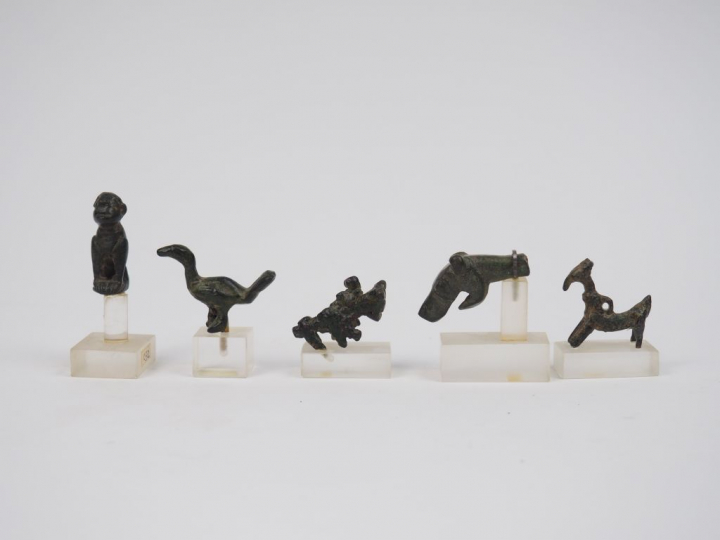 Cinq petits bronzes zoomorphes antiques dont un pendentif du Luristan 