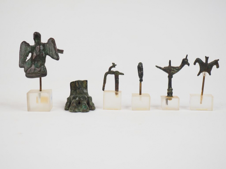 Six petits bronzes zoomorphes antiques et/ou médiévaux. H. : 3.2 cm, 2