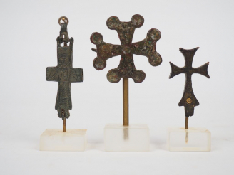 Vente aux enchères Trois croix byzantines en bronze dont une broche et une croix-reliquai