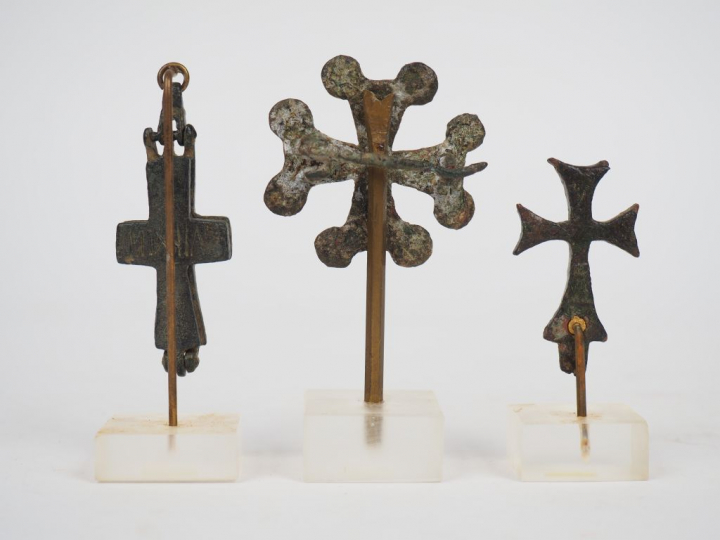 Trois croix byzantines en bronze dont une broche et une croix-reliquai