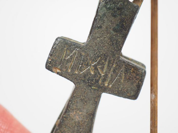 Trois croix byzantines en bronze dont une broche et une croix-reliquai