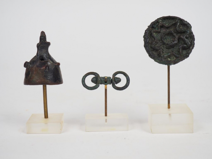 Trois objets antiques en bronze.  H. : 5 cm, 4.5 cm et L. : 4.5 cm.