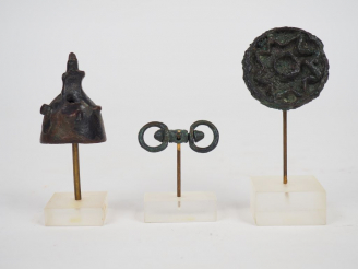 Vente aux enchères Trois objets antiques en bronze.  H. : 5 cm, 4.5 cm et L. : 4.5 cm.
