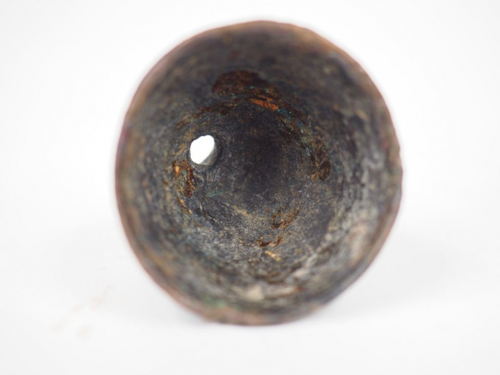 Trois objets antiques en bronze.  H. : 5 cm, 4.5 cm et L. : 4.5 cm.