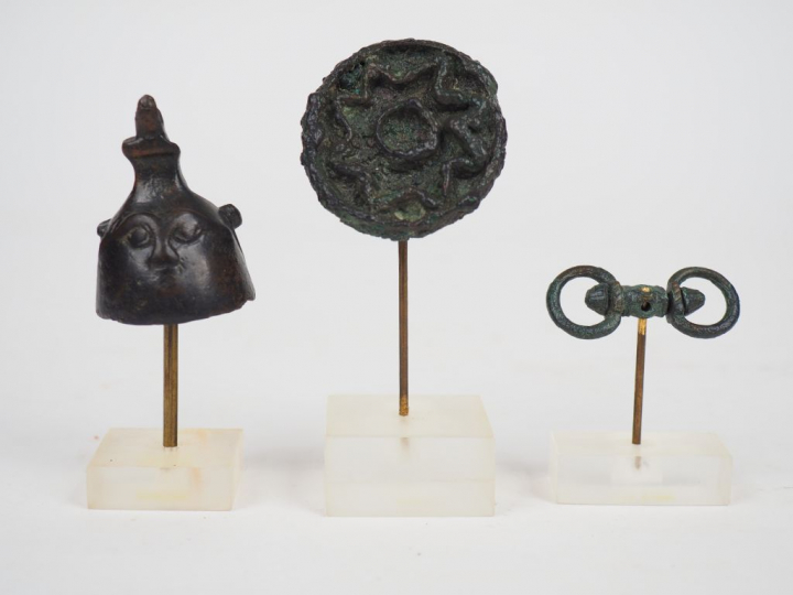 Trois objets antiques en bronze.  H. : 5 cm, 4.5 cm et L. : 4.5 cm.