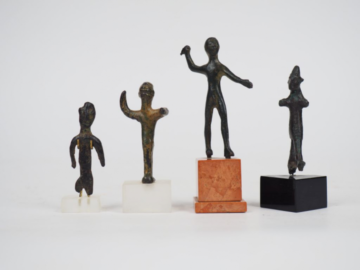 Quatre statuettes en bronze. Orient ancien et Etrurie. Fin IIeme et Ie