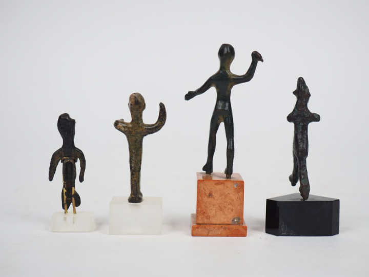 Quatre statuettes en bronze. Orient ancien et Etrurie. Fin IIeme et Ie