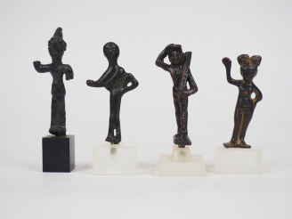 Vente aux enchères Quatre statuettes antiques en bronze. Différentes origines et périodes