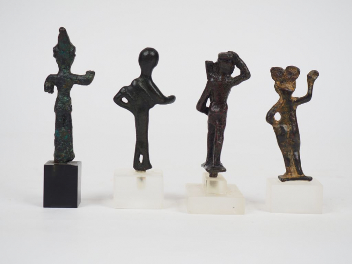 Quatre statuettes antiques en bronze. Différentes origines et périodes