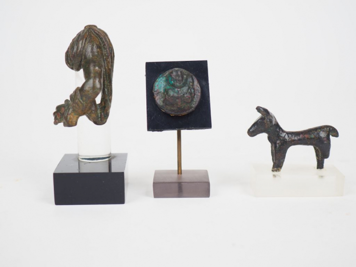 Bras de statuette, buste en médaillon et quadrupède en bronze. Période