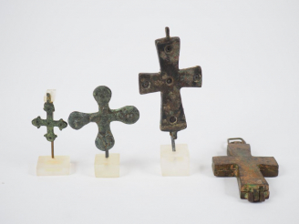 Vente aux enchères Quatre croix en bronze dont un reliquaire pectoral figurant d’un côté 