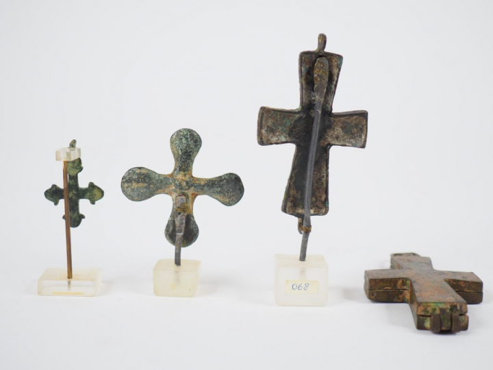 Quatre croix en bronze dont un reliquaire pectoral figurant d’un côté 