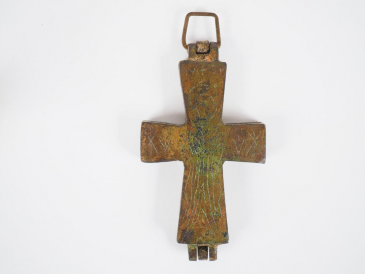 Quatre croix en bronze dont un reliquaire pectoral figurant d’un côté 