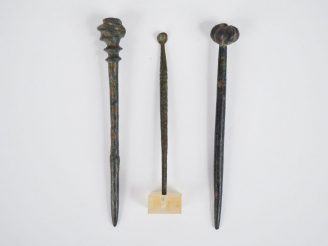 Vente aux enchères Trois épingles antiques en bronze. H. : 9 cm, 8.7 cm, 6.5 cm