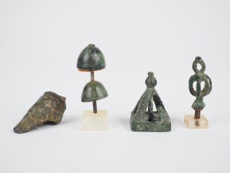 Vente aux enchères Quatre objets antiques en bronze dont un sceau égyptien. H. : 4.5 cm, 