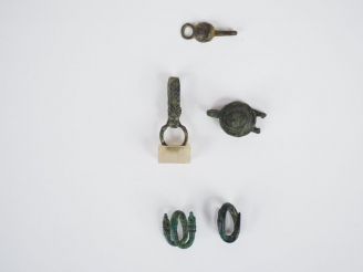 Vente aux enchères Cinq objets romains en bronze. H. : 3.5 cm, 3 cm, 2 cm.