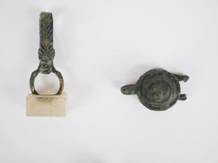 Cinq objets romains en bronze. H. : 3.5 cm, 3 cm, 2 cm.