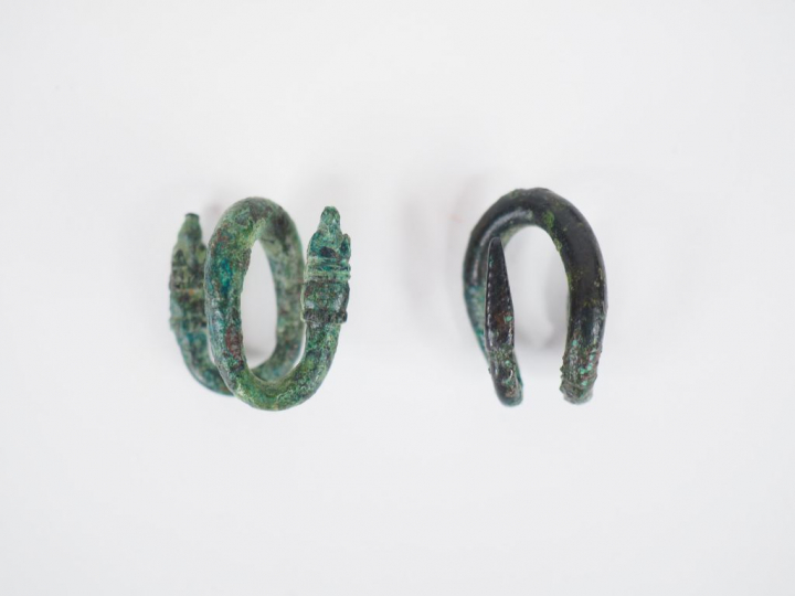 Cinq objets romains en bronze. H. : 3.5 cm, 3 cm, 2 cm.