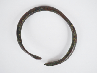 Vente aux enchères Bracelet protohistorique en bronze. Diam. : 9.5 cm.