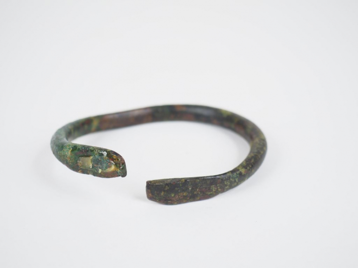 Bracelet protohistorique en bronze. Diam. : 9.5 cm.
