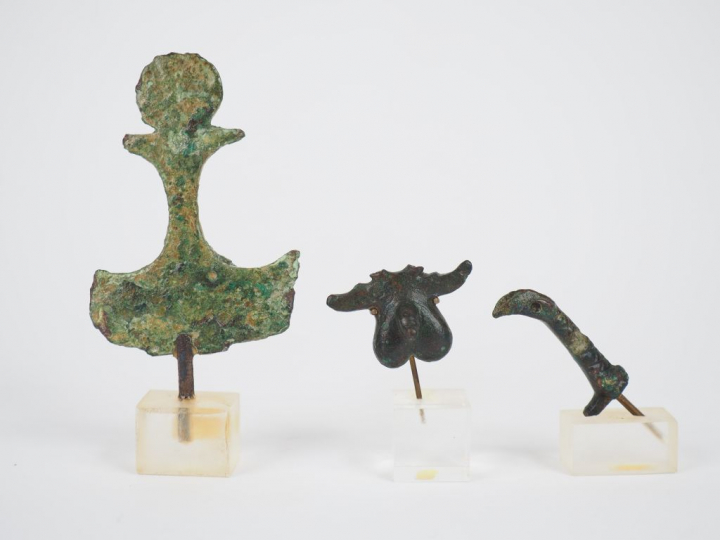 Trois objets romains en bronze dont une amulette phallique. Manques vi