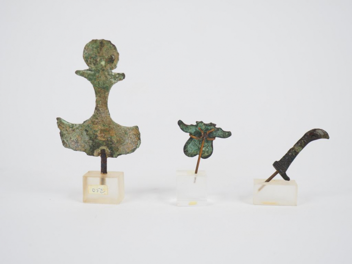 Trois objets romains en bronze dont une amulette phallique. Manques vi