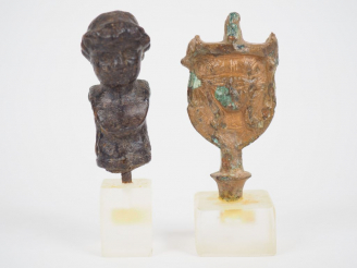 Vente aux enchères Tête hathorique (Egypte) et buste (romain) en bronze. H. : 5.5 cm, 6.5