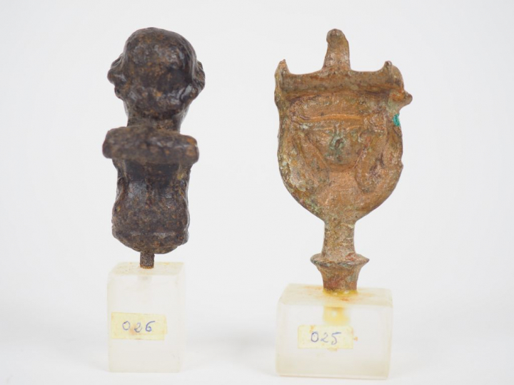 Tête hathorique (Egypte) et buste (romain) en bronze. H. : 5.5 cm, 6.5