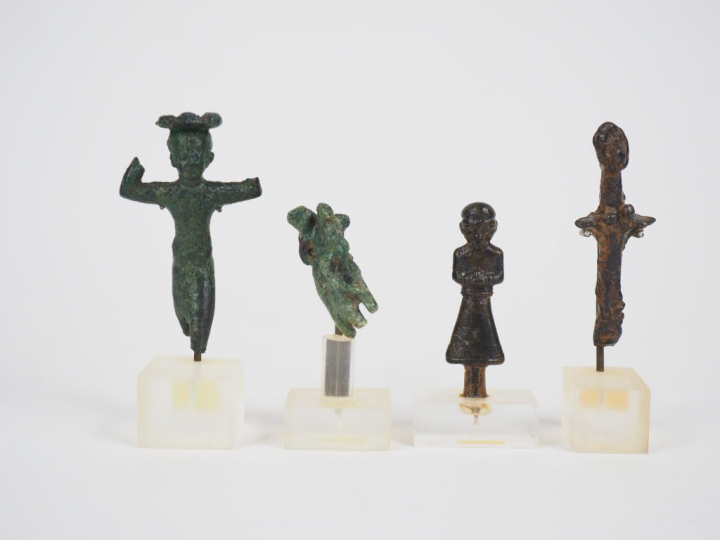Quatre statuettes antiques en bronze. Origines et époques différentes 