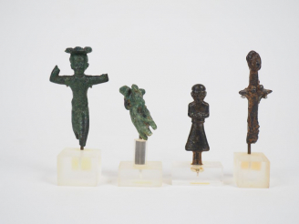 Vente aux enchères Quatre statuettes antiques en bronze. Origines et époques différentes 