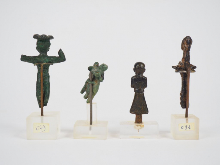 Quatre statuettes antiques en bronze. Origines et époques différentes 