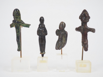 Vente aux enchères Quatre statuettes en bronze. H. : 7.5 cm, 6.5 cm, 5 cm, 7.5 cm.