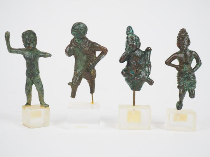 Quatre statuettes antiques en bronze. Origines et époques différentes 